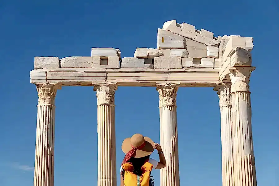 Antalya Side Antik Kenti harabelerini inceleyen gezgin kadın