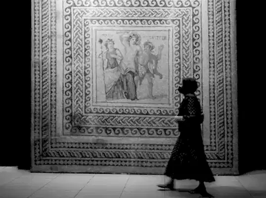Zeugma Mozaik Müzesi'nde gezen kadın